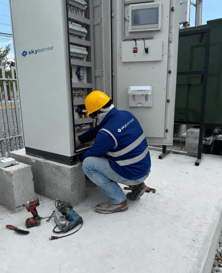 hombre instalando un sistema bess en mexico