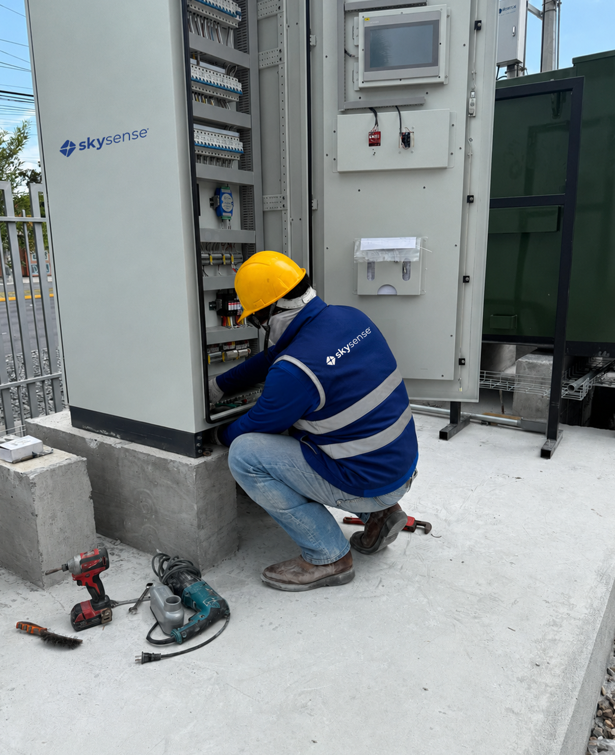 hombre instalando un sistema bess en mexico