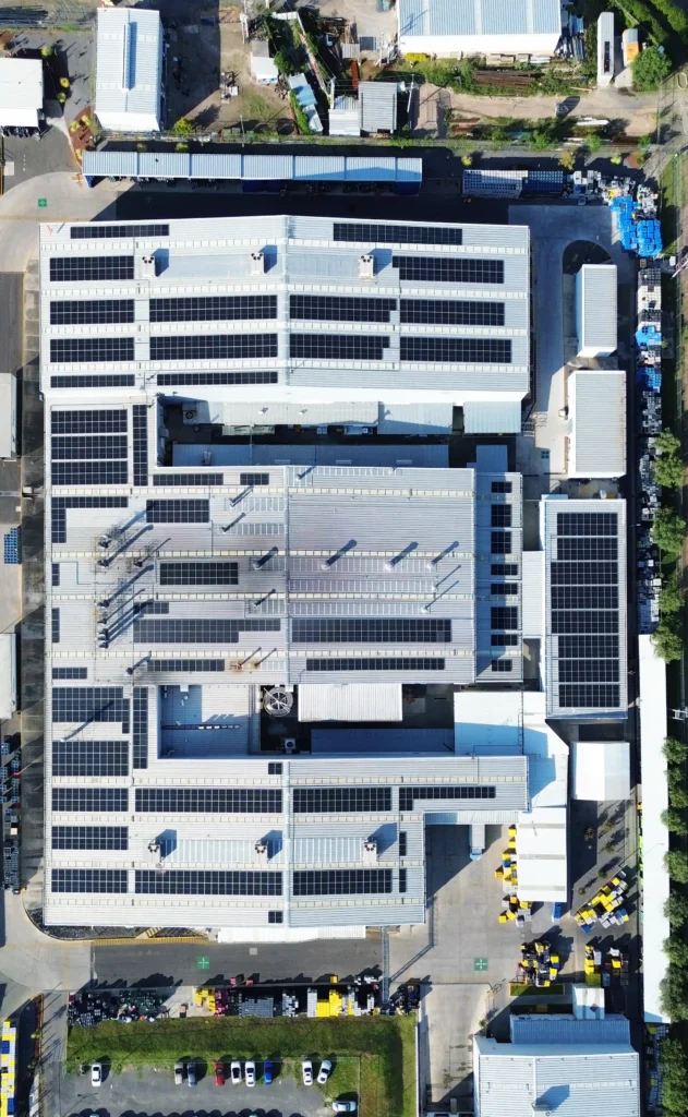 instalación de paneles solares en el techo de una planta en México